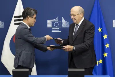 Andrius Kubilius, European Commissioner for Defence and Space, and Jeoung Giyoung, Deputy Minister for the Advanced Capabilities Program of the Republic of Korea.