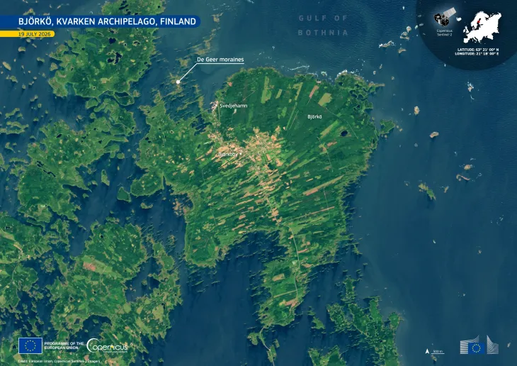Satellite image of Björkö in Finland’s Kvarken Archipelago, showing a green, elongated island surrounded by the dark blue waters of the Gulf of Bothnia. Patchwork fields, roads, and the settlements of Björköby and Svedjehamn are visible across the island. A label highlights De Geer moraines—parallel, ridge-like landforms extending through the shallow coastal waters.