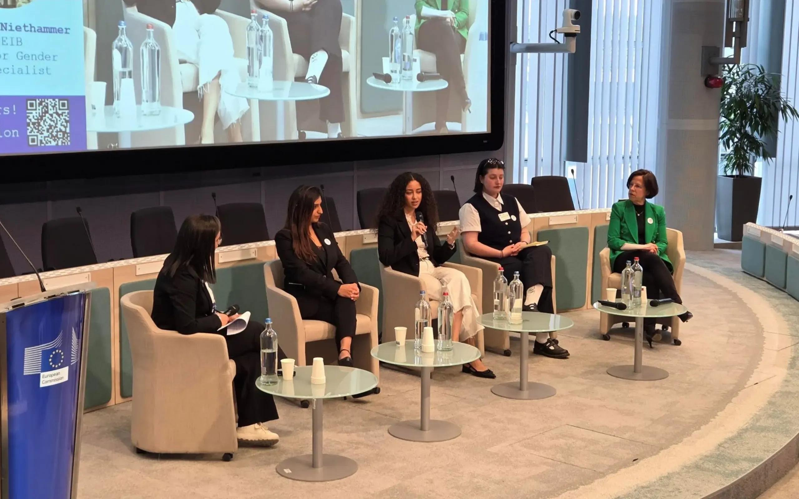 Five panellists seated on stage in front of a large screen during a discussion at the DIVERIS Annual Meeting.Five panellists seated on stage in front of a large screen during a discussion at the DIVERIS Annual Meeting.